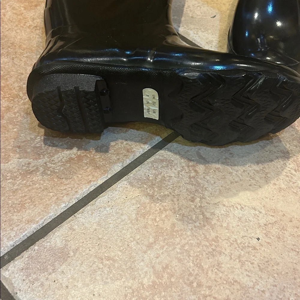 Hunter Original Tall Gloss Rain Boots, Black with green interior, Size 7M/8F